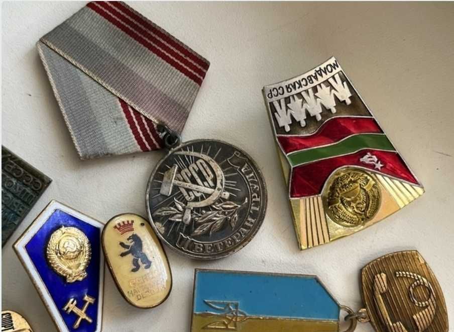 Значки різні продам