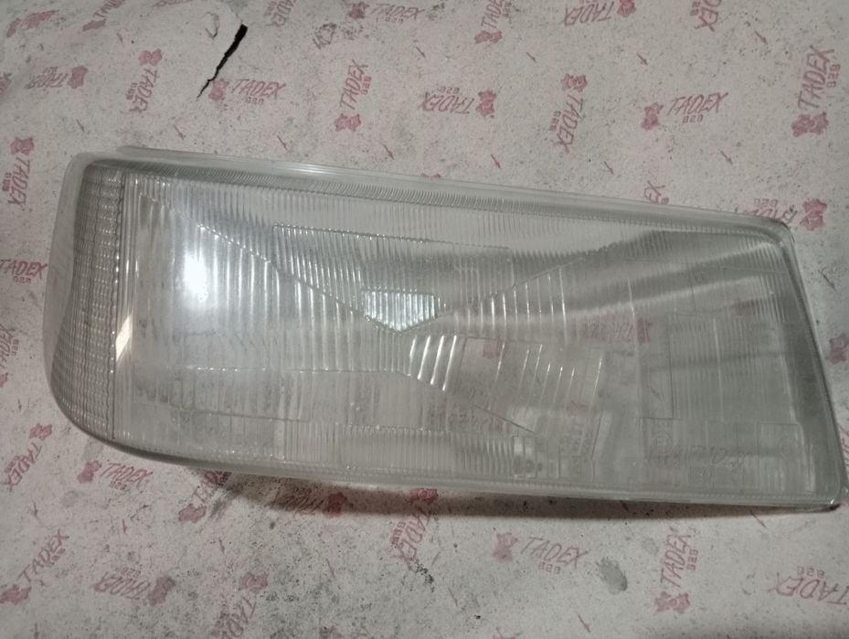 Ауді V8,оригінальне скло фари головного світла,праве.