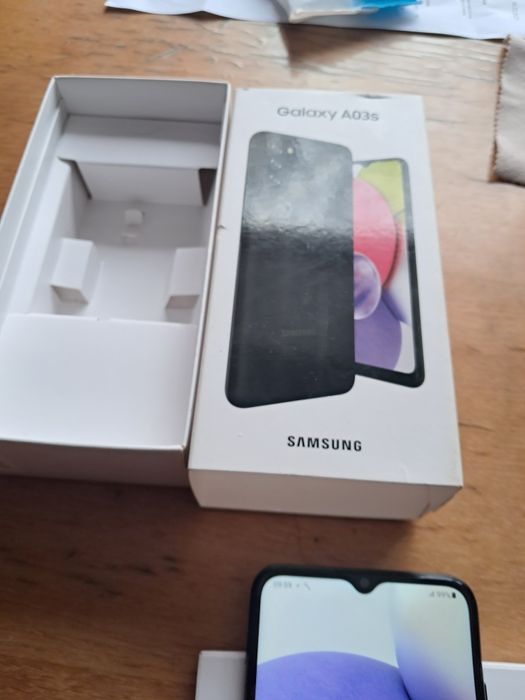 Телефон Samsung в коробке