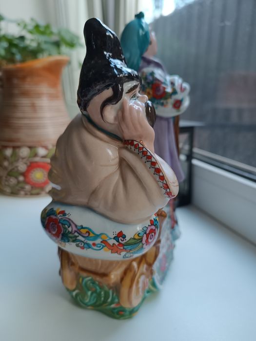 На точку.Фарфорова статуетка.