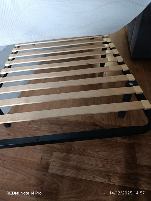 estrada e colchão de solteiro