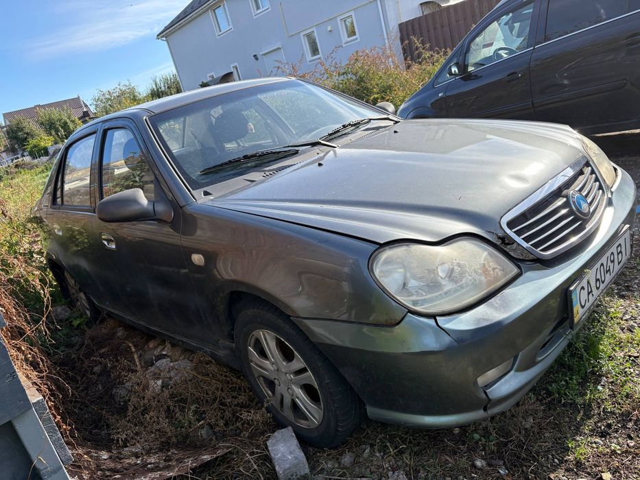 машина geely сірий