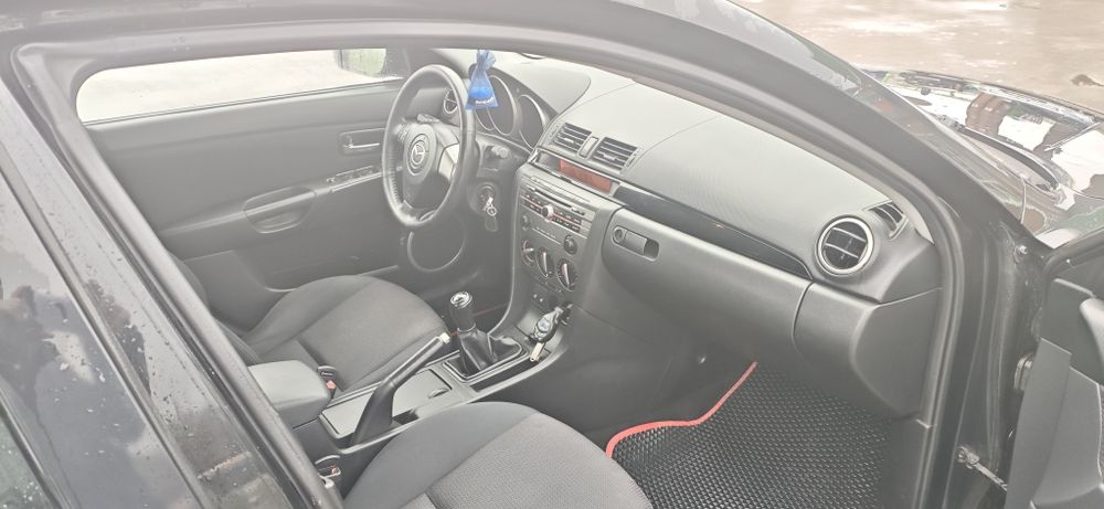 Мазда 3 седан чорний