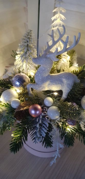 Stroik świąteczny na stół, renifer, róż, oświetlenie, Boże Narodzenie