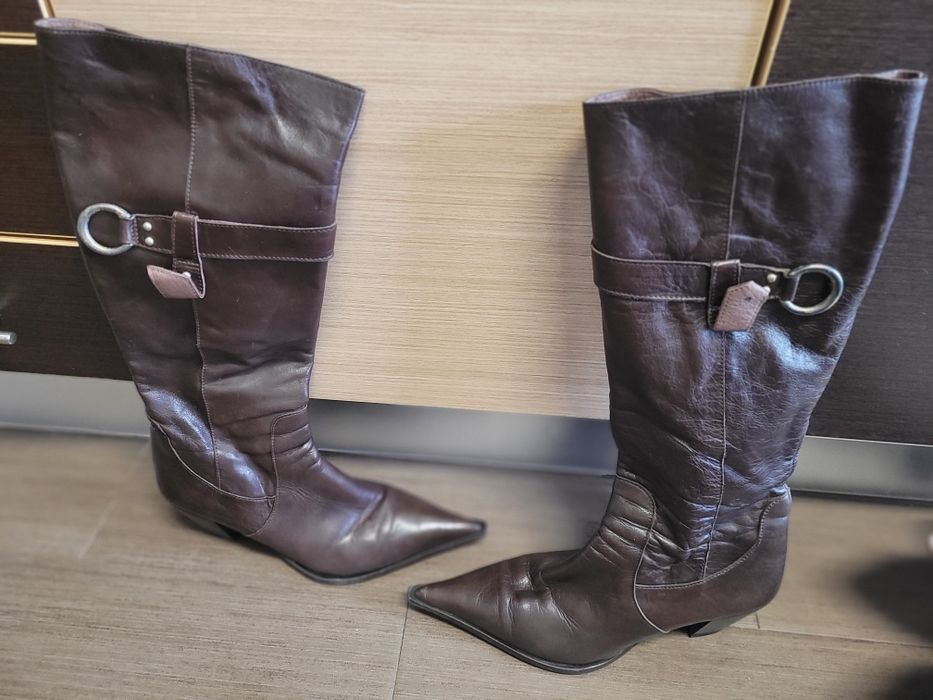 Botas em pele castanhas