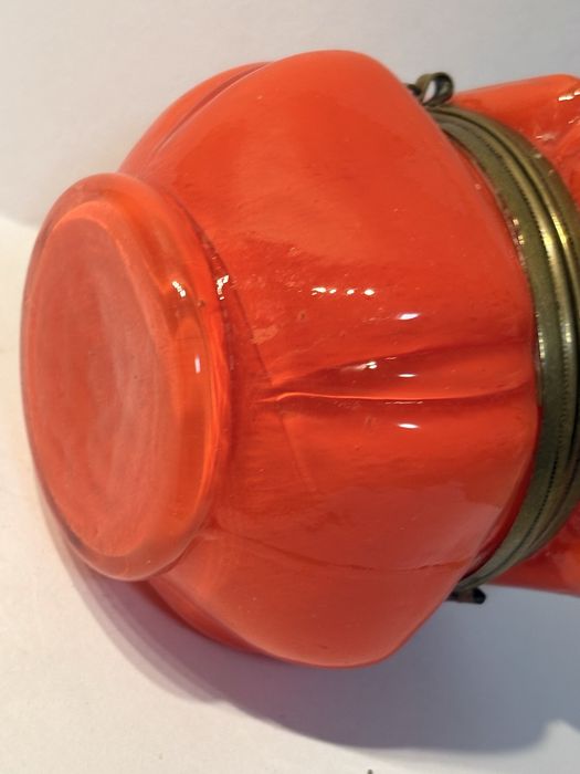 Linda antiga caixa em vidro opalino vermelho esmaltada à mão