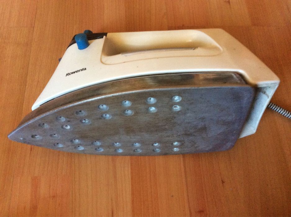 Vendo telefone e ferro de engomar em bom estado