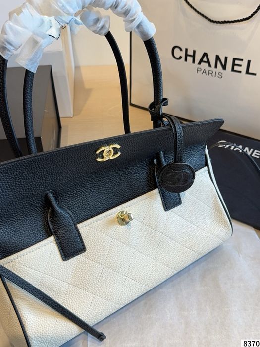 Сумка Chanel Urban Essential East West Small AS6288 31 см чорно-біла  В НАЯВНОСТІ
