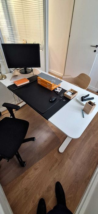 Secretária de Escritório com Tampo Branco e Pernas Reguláveis