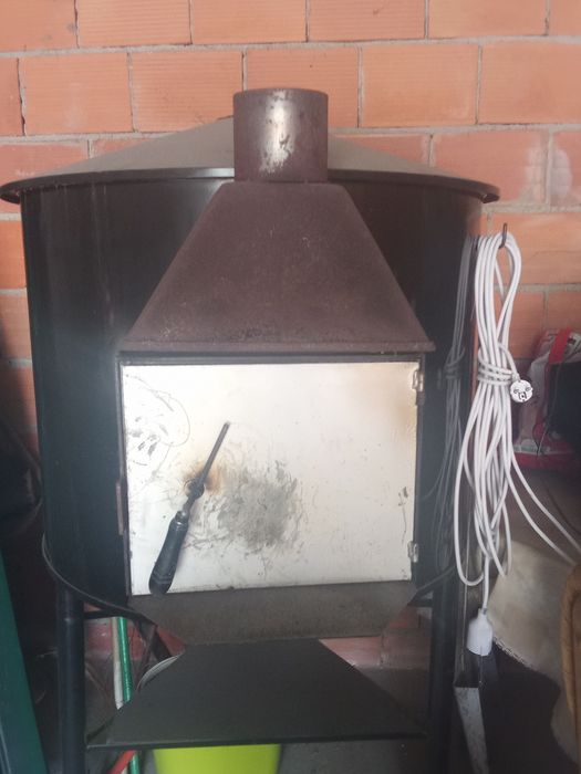 Forno a lenha com três rodas
