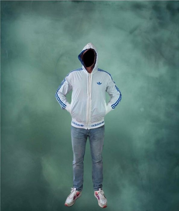 Adidas ortalionowa wiatrówka kurtka męska M
rozmiar M
kolor:biały niebieski 
Stan:bardzo dobry 
kieszeń
Ściągacz na dole, przy rękawie i kapturze 

Dł