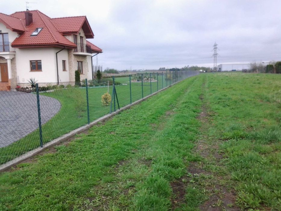 Sprzedam b ladną działkę 3300m2 z mozliwością postawienia 2 domów .