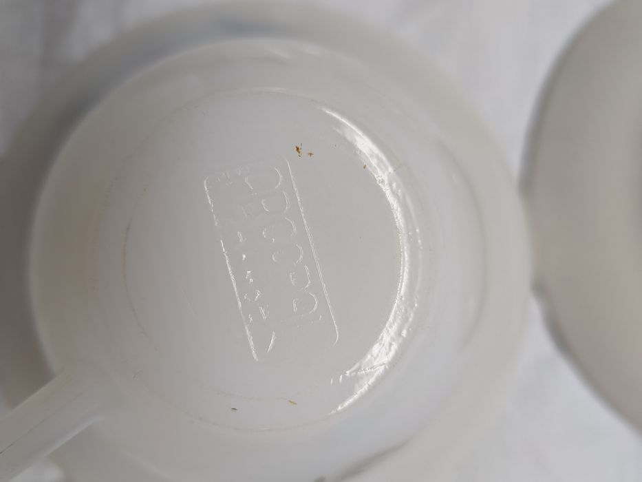 Pratos e chávenas de café