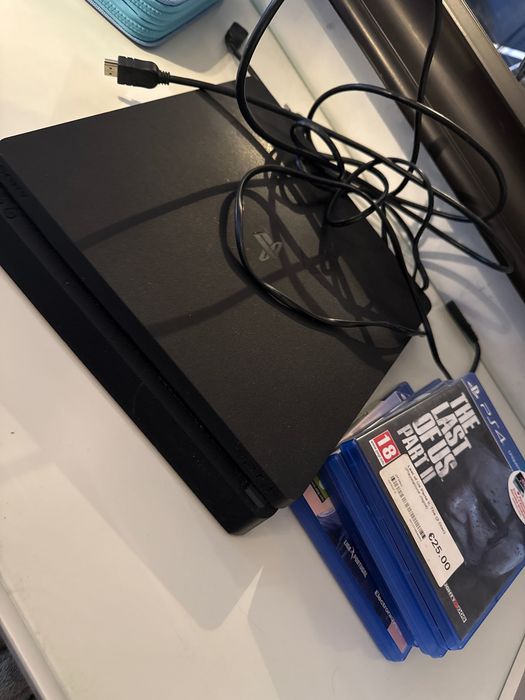 Ps4 com comando e jogos
