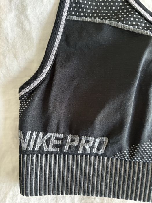 Czarny top spprtowy nike pro