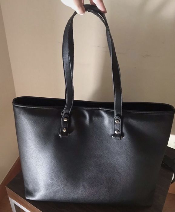 Mala preta estilo tote – espaçosa e funcional