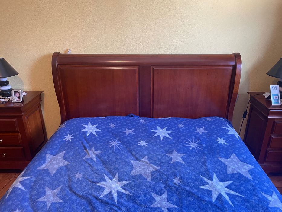 Mobília Quarto (Cama, 2 mesinhas cabeceira e cómoda)