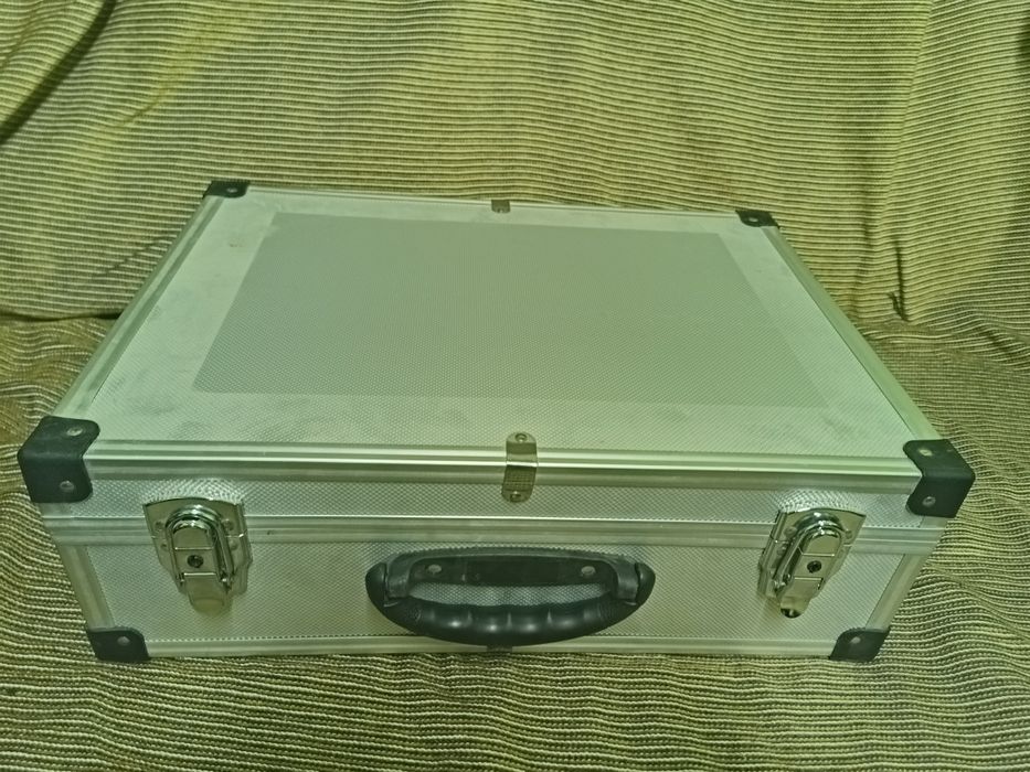 Продам чемодан великий