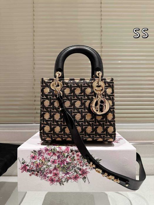 Torebka damska elegancka  630-360