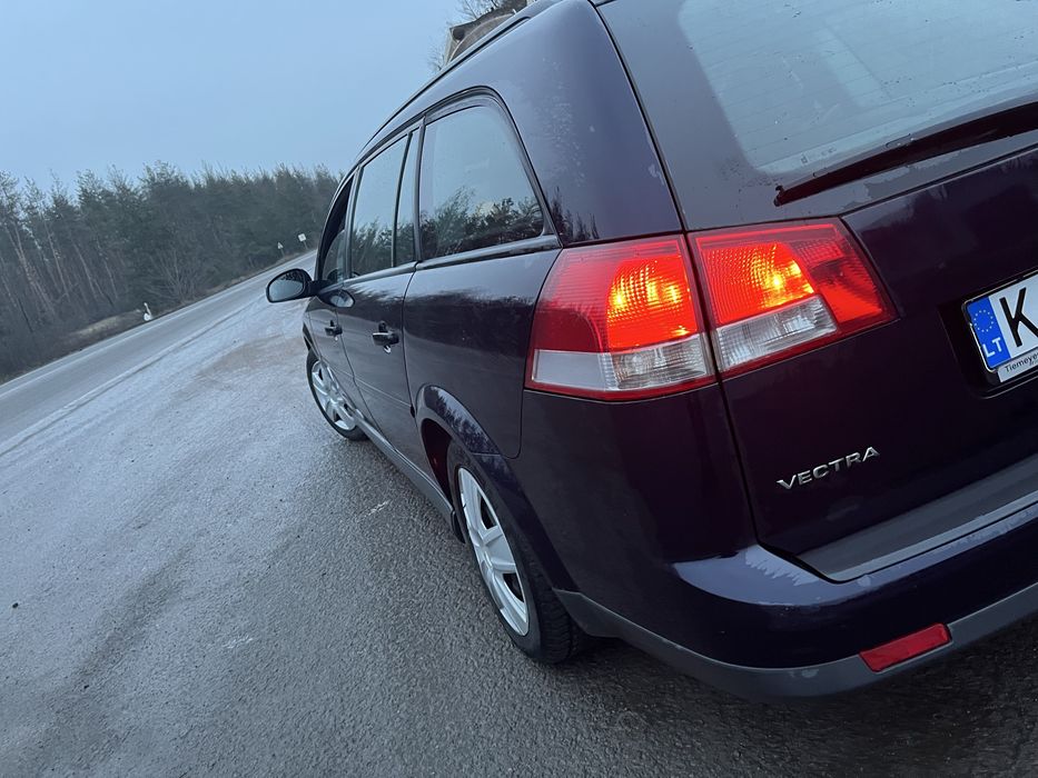 Продаєця ОПЕЛЬ Вектра