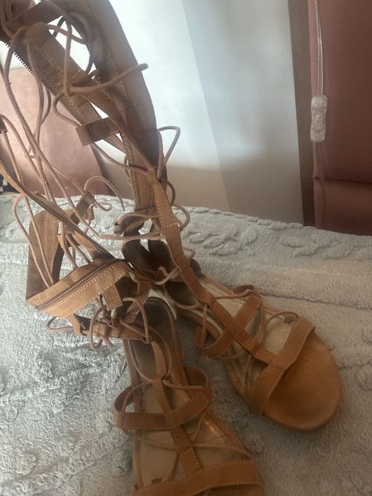 Skorzane wysokie sandaly tamaris