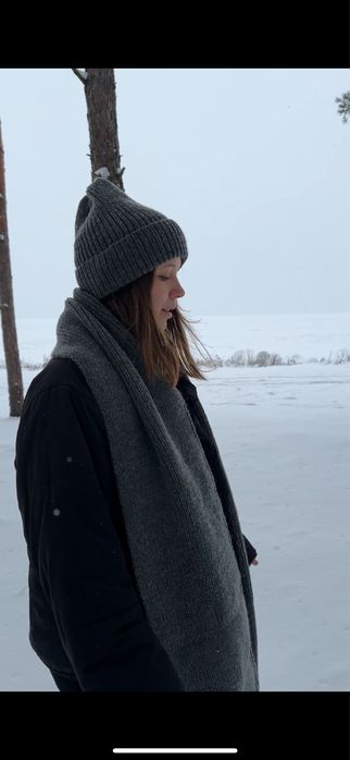 Шапка і шарф графітового кольору вʼязані