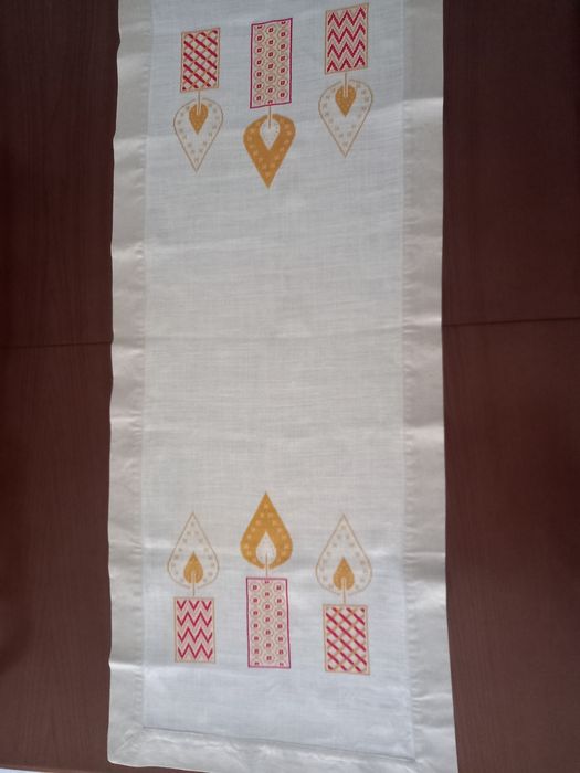 Pano de mesa de linho bordado em ponto de cruz com motivo de Natal