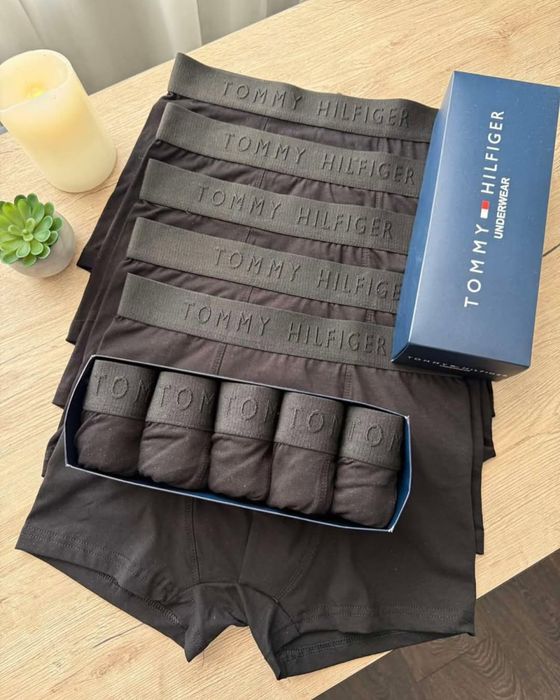 Zestaw 5 męskich bokserek w pudełku prezentowym.