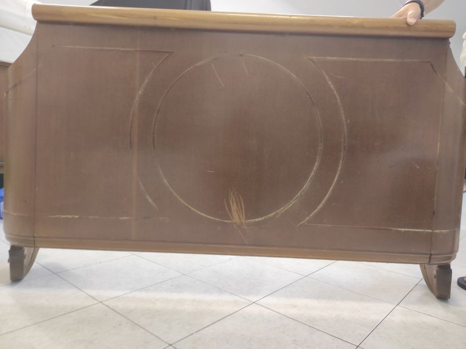 Cama de madeira vintage