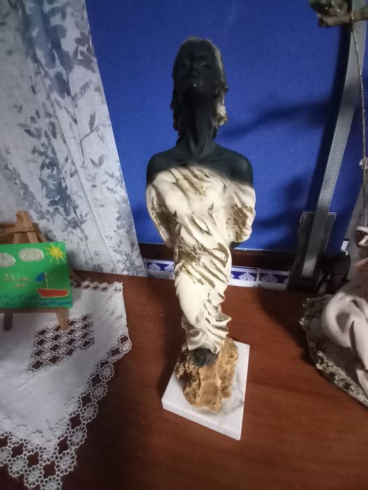Estatuetas em marfinite