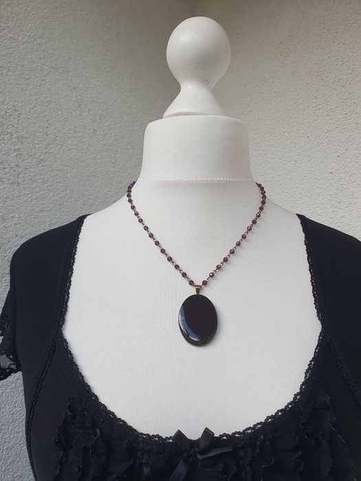Fioletowy naszyjnik handmade z kaboszonem i kryształkami + pudełeczko