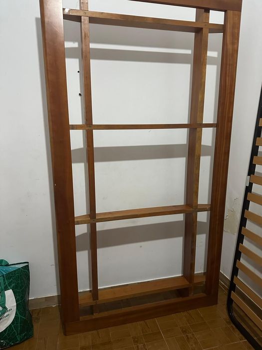 Cama, colchão e cabeceira por 120€