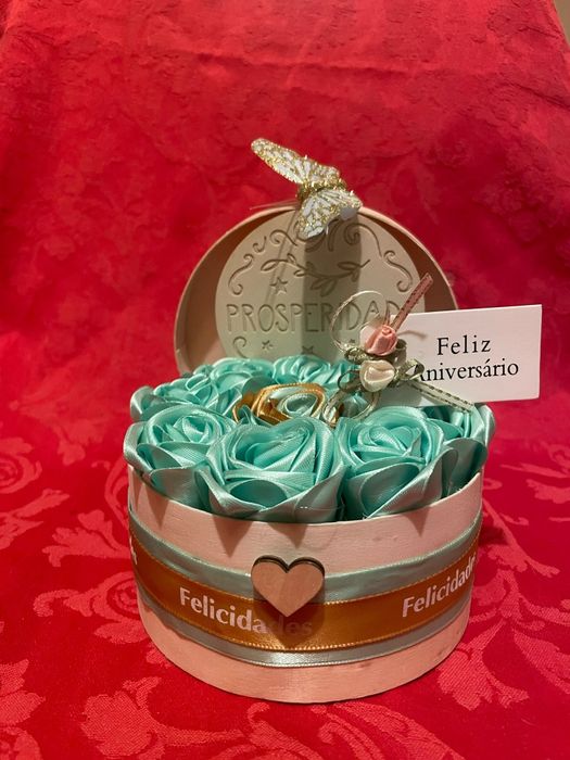 Arranjo rosas de cetim aniversário