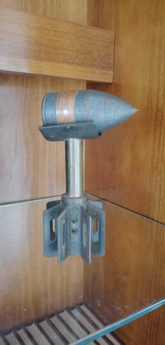 Peças decorativas e cinzeiro militar