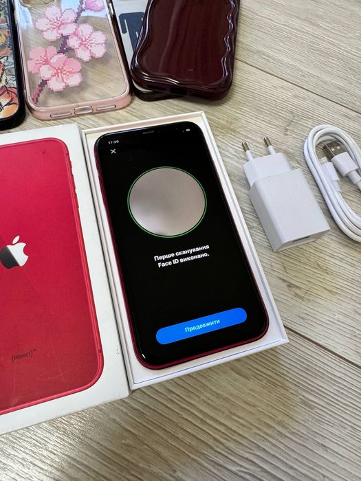 iPhone 11 64GB ідеальний стан з 4 чохлами та зарядкою