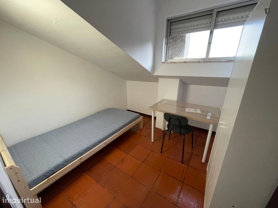 Quarto - localizado em Alta de Santa Clara Coimbra