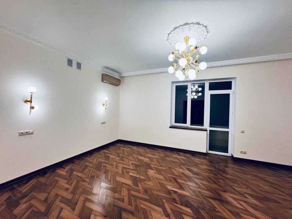 Продається просторий  будинок в Центрі