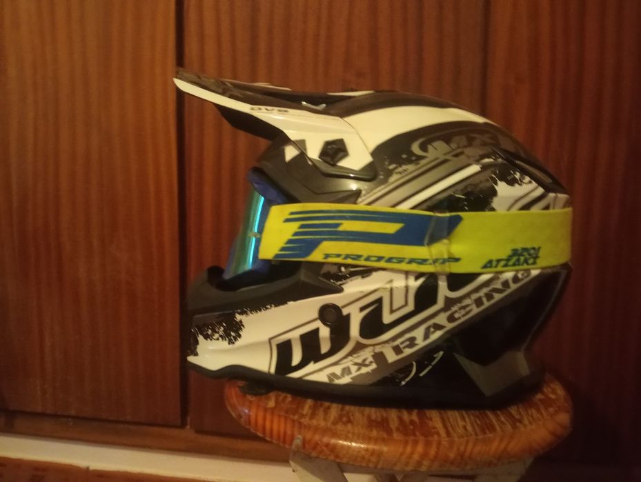 Capacete de motocross com óculos.