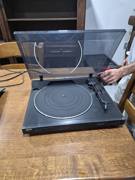 Gira discos AKAi