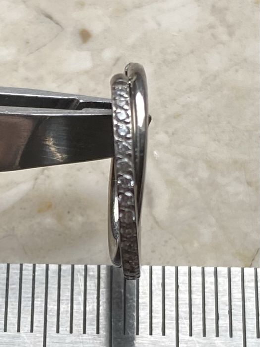 Unisex kolczyk 12 mm piercing 16 G zakręcone kółko segment Tytan