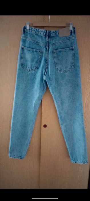 Niebieskie jeansy z wysokim stanem