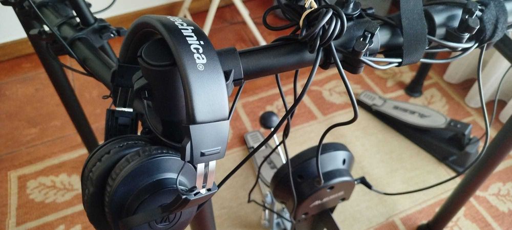 Bateria Eletrónica Alesis Nitro Max Kit (COMO NOVA)