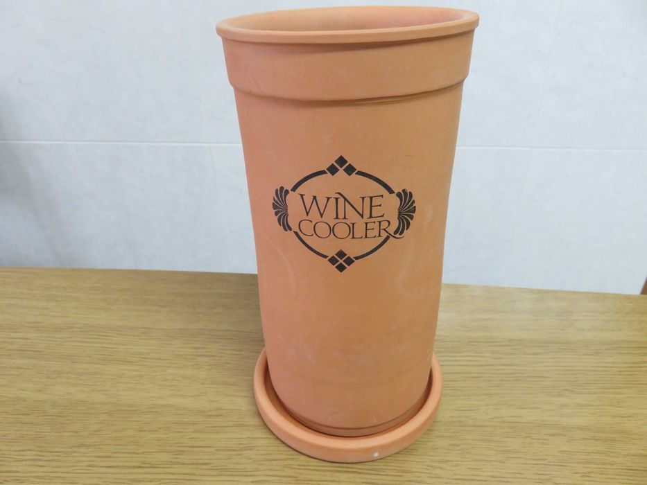 Ceramic ice shaker with protective base.64750962933121120