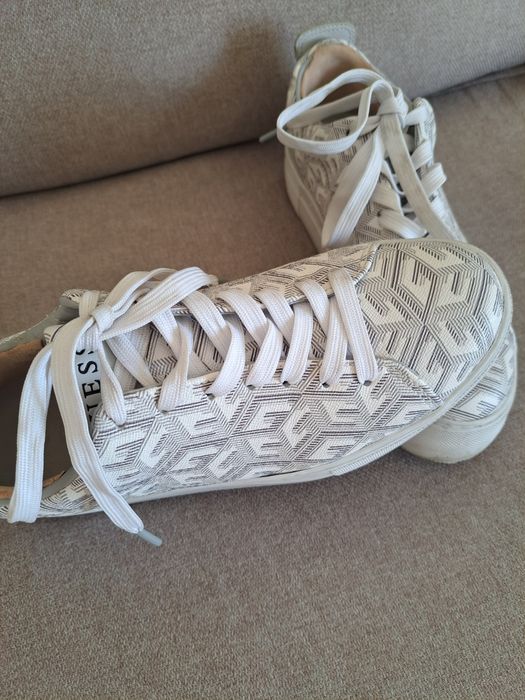 Tenis Guess com pouco uso
