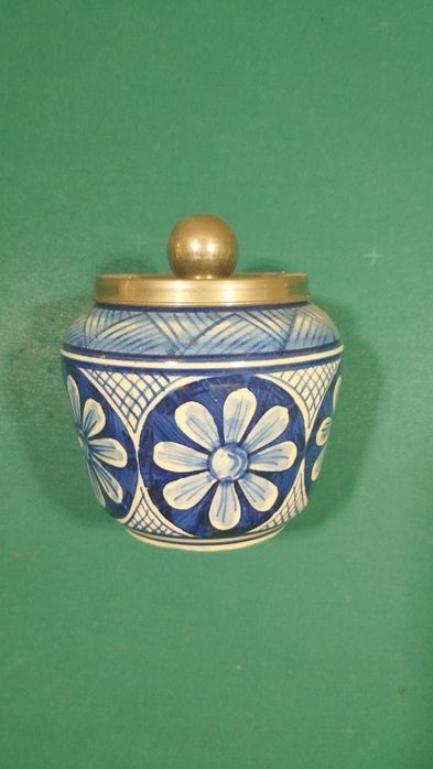 Pote com tampa antigo