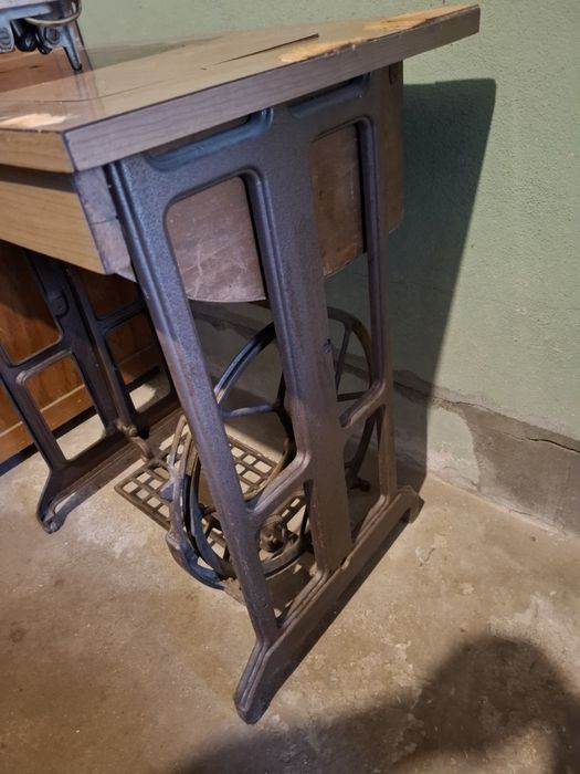 Mesa e máquina de costura antiga