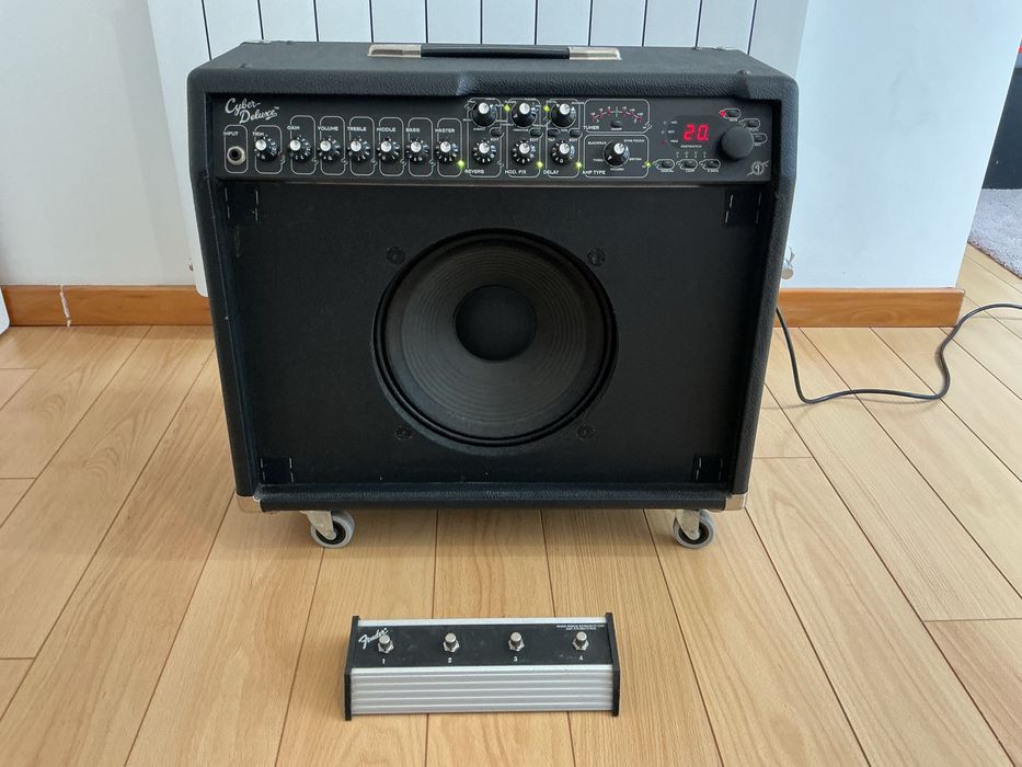 Fender Cyber-Deluxe 65W (C/ Pedal 4-Botões) – Raro/Vintage Digital