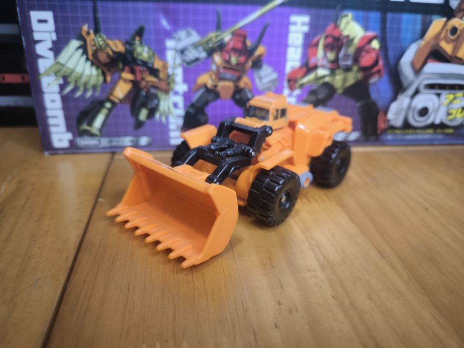 Hasbro Transformers Generations Thrilling 30 Deluxe Autobot Scoop