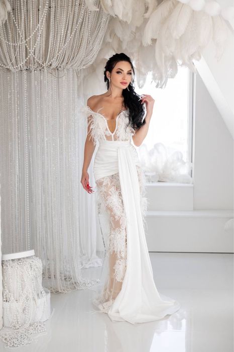 Весільна сукня з страусиним пірʼям