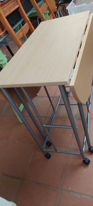Mesa de apoio em metal e madeira